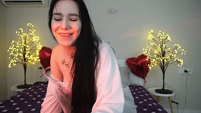 Snapshot of NikkiGoldSide chatting on 03/08/25, 01:03 NikkiGoldSide online show from 03/08/25, 01:03