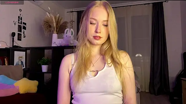 Snapshot of SweetDarcy chatting on 10/23/25, 03:21 SweetDarcy online show from 10/23/25, 03:21