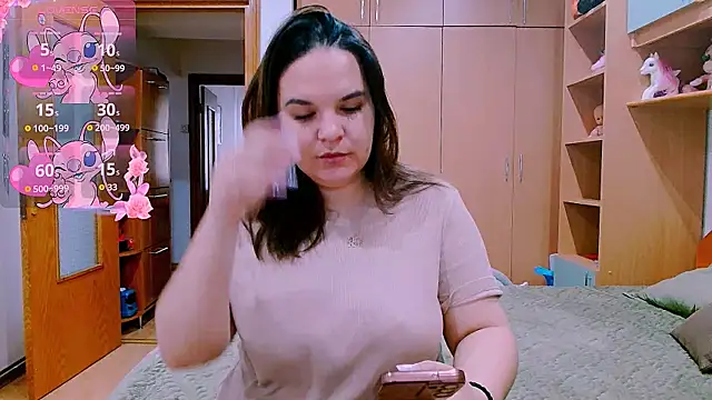 Snapshot of Ella-Diamond chatting on 09/15/25, 05:52 Ella-Diamond online show from 09/15/25, 05:52