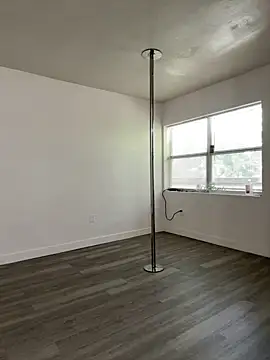 Snapshot of miamiworld chatting on 09/15/25, 02:39 miamiworld online show from 09/15/25, 02:39