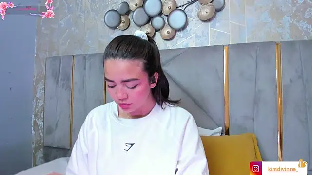 KimDevinne online show from 11/19/25, 02:00