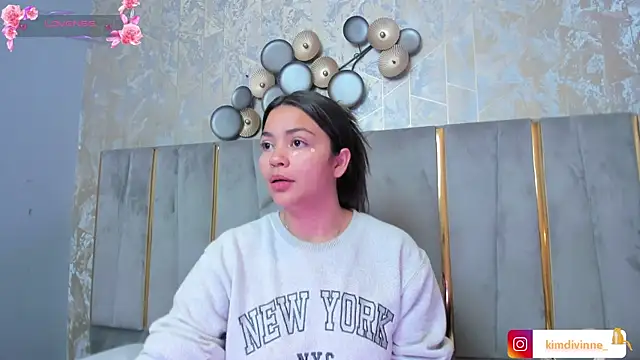 KimDevinne online show from 11/12/25, 02:37