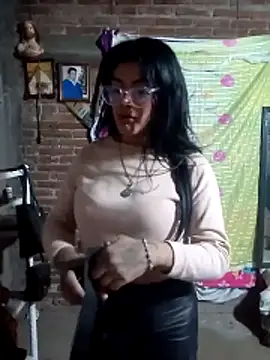 yovana13 online show from 11/15/25, 12:42