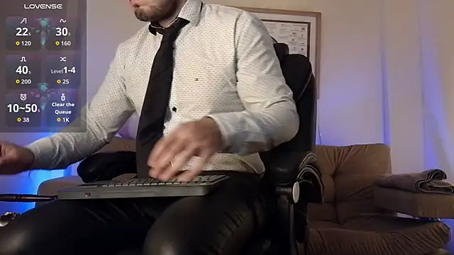 Snapshot of bradley_colt chatting on 11/30/25, 01:39 bradley colt online show from 11/30/25, 01:39