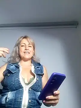 Snapshot of almaluna7 chatting on 10/19/25, 12:13 almaluna7 online show from 10/19/25, 12:13