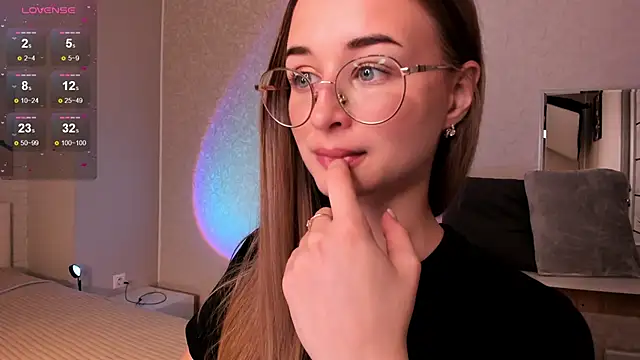 Tiffanyhunt online show from 10/28/25, 01:10