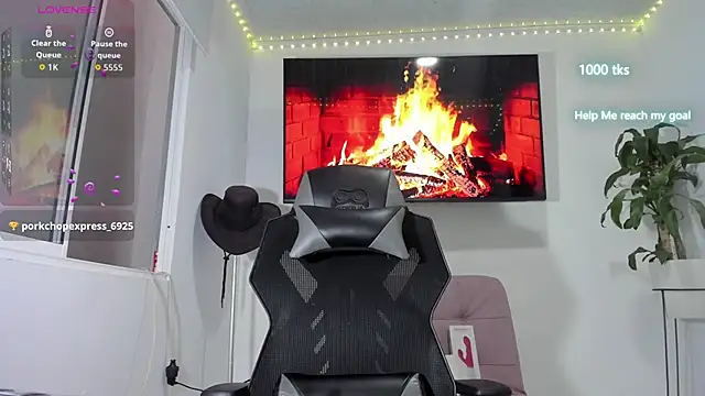 Snapshot of emily_palmeer chatting on 10/27/25, 11:11 emily palmeer online show from 10/27/25, 11:11