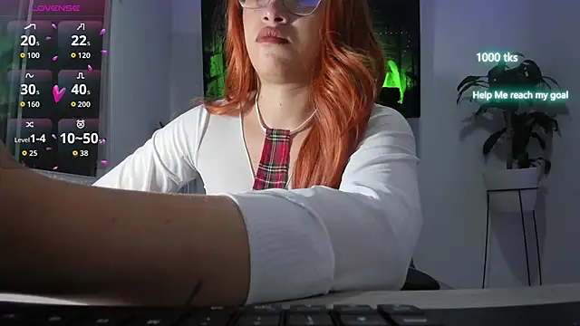 Snapshot of emily_palmeer chatting on 10/31/25, 10:45 emily palmeer online show from 10/31/25, 10:45