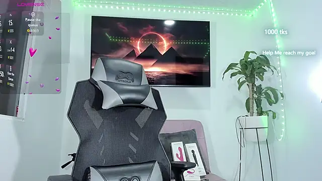 Snapshot of emily_palmeer chatting on 12/02/25, 09:44 emily palmeer online show from 12/02/25, 09:44