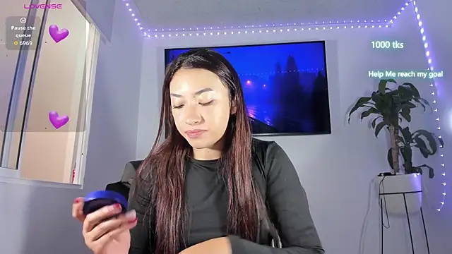 Snapshot of emily_palmeer chatting on 11/29/25, 12:27 emily palmeer online show from 11/29/25, 12:27