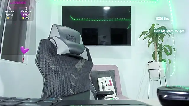 Snapshot of emily_palmeer chatting on 11/27/25, 10:37 emily palmeer online show from 11/27/25, 10:37