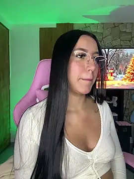 Snapshot of Tamara_Roberts1 chatting on 12/17/24, 03:28 Tamara Roberts1 online show from 12/17/24, 03:28