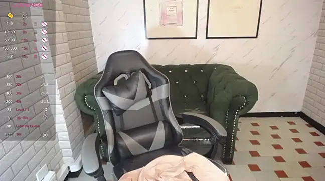 Snapshot of _Charlotte_v chatting on 02/28/25, 05:04 Charlotte v online show from 02/28/25, 05:04