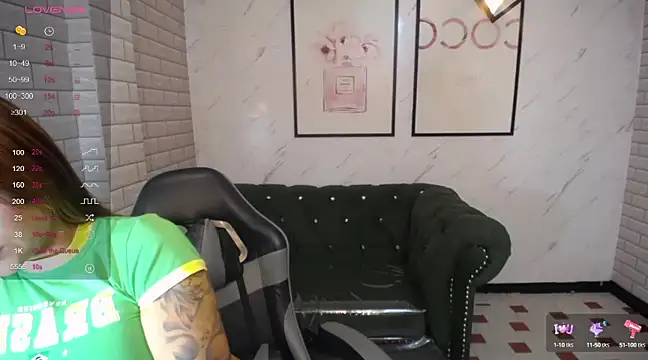 Snapshot of _Charlotte_v chatting on 02/25/25, 01:32 Charlotte v online show from 02/25/25, 01:32