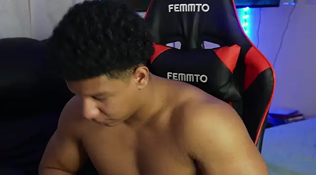 Snapshot of May_Dylan1 chatting on 12/11/24, 04:53 May Dylan1 online show from 12/11/24, 04:53