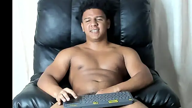 Snapshot of May_Dylan1 chatting on 03/21/25, 12:07 May Dylan1 online show from 03/21/25, 12:07