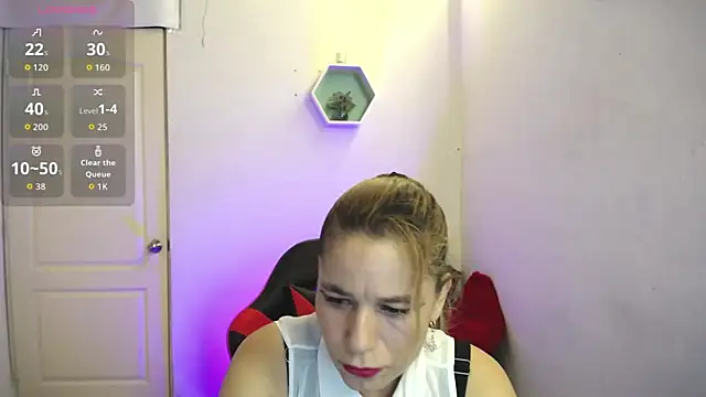 Snapshot of AuroraRojas chatting on 11/12/25, 11:30 AuroraRojas online show from 11/12/25, 11:30