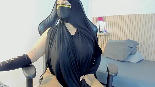 Snapshot of zully_01 chatting on 05/22/26, 12:14 zully 01 online show from 05/22/26, 12:14