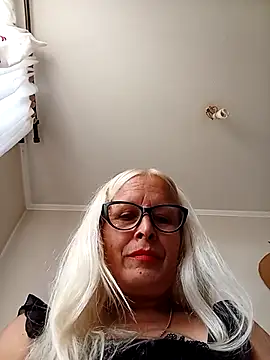 Snapshot of Rousmk1 chatting on 03/17/25, 02:23 Rousmk1 online show from 03/17/25, 02:23