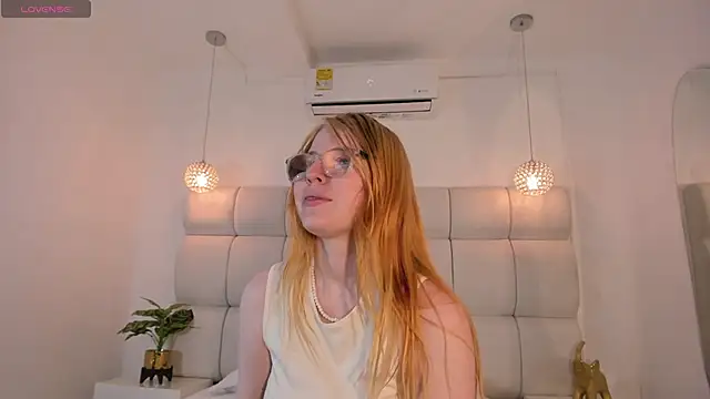 Snapshot of Alexa_Handler chatting on 10/19/25, 03:53 Alexa Handler online show from 10/19/25, 03:53