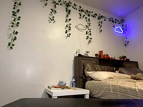 Snapshot of Kittyymaze1 chatting on 10/15/25, 02:03 Kittyymaze1 online show from 10/15/25, 02:03