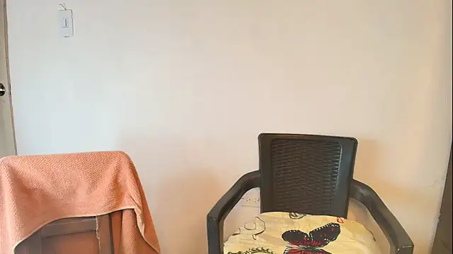 Snapshot of Oh_Tique chatting on 10/30/25, 04:59 Oh Tique online show from 10/30/25, 04:59