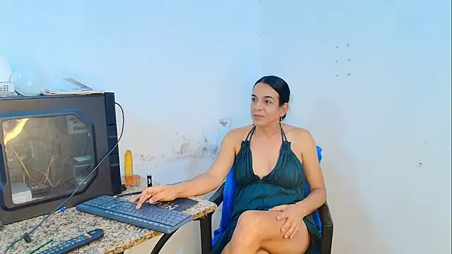 Snapshot of Oh_Tique chatting on 04/13/26, 02:04 Oh Tique online show from 04/13/26, 02:04