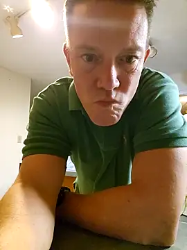 Snapshot of Bigtater1999 chatting on 11/20/25, 10:31 Bigtater1999 online show from 11/20/25, 10:31