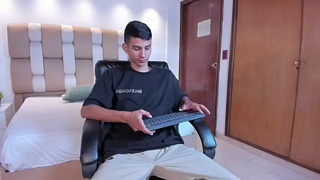 Aaron Scoot online show from 04/11/26, 08:01