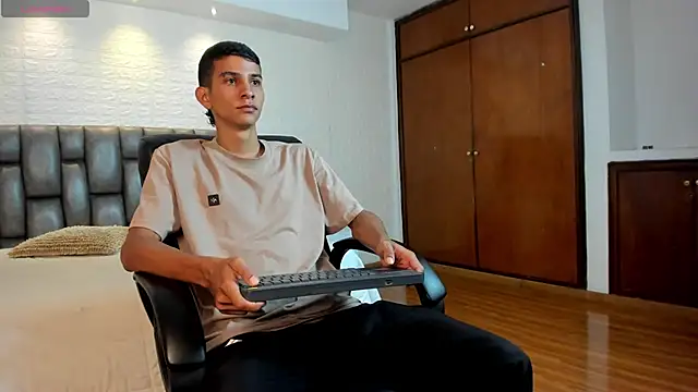 Aaron Scoot online show from 04/14/26, 08:25