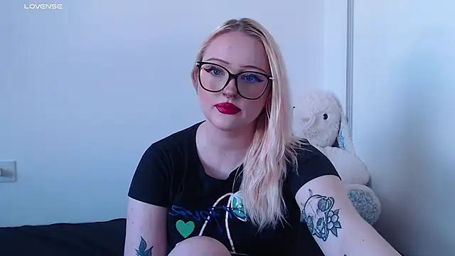 Snapshot of chloe_levine chatting on 09/12/25, 09:03 chloe levine online show from 09/12/25, 09:03