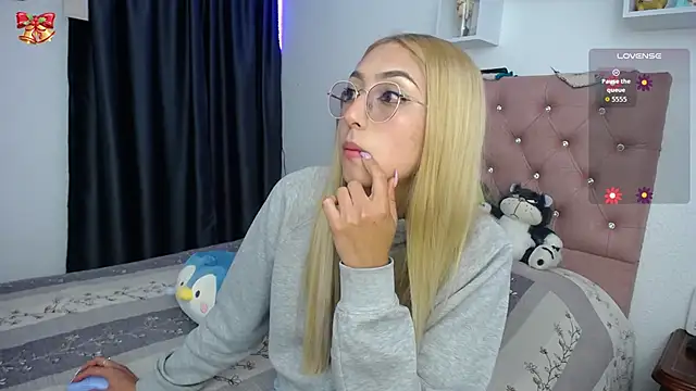 Snapshot of Soffy-brooks chatting on 12/15/25, 03:34 Soffy-brooks online show from 12/15/25, 03:34