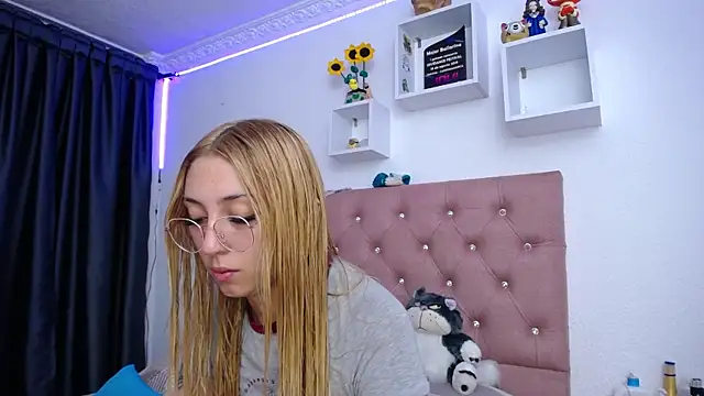 Snapshot of Soffy-brooks chatting on 10/10/25, 01:39 Soffy-brooks online show from 10/10/25, 01:39