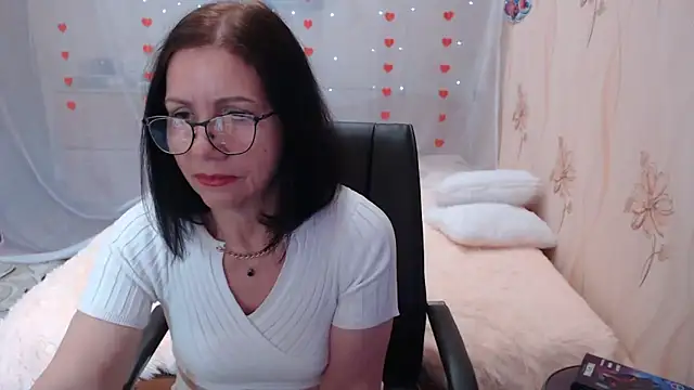 Snapshot of OlgaHottie chatting on 03/04/25, 11:43 OlgaHottie online show from 03/04/25, 11:43