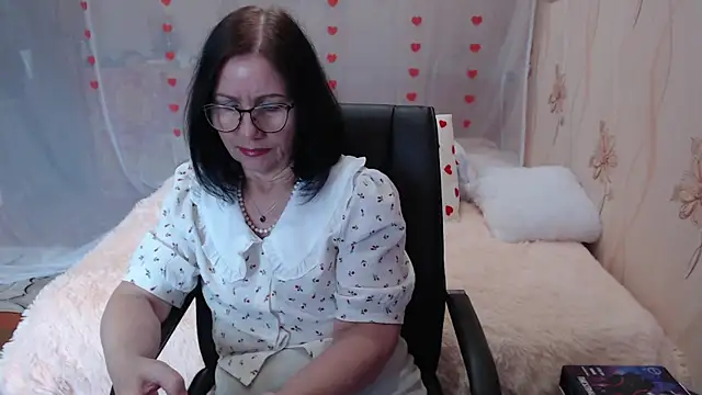 Snapshot of OlgaHottie chatting on 03/13/25, 11:27 OlgaHottie online show from 03/13/25, 11:27