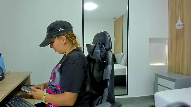 alma fenix online show from 12/22/25, 12:38