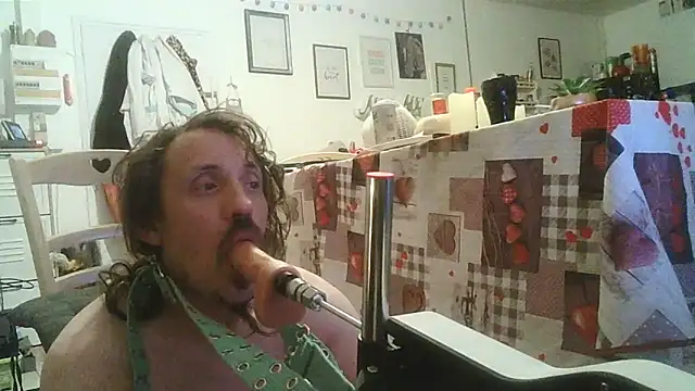 cyril020202 online show from 11/04/25, 10:35