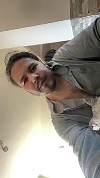 Snapshot of bananahot31 chatting on 11/04/25, 01:37 bananahot31 online show from 11/04/25, 01:37