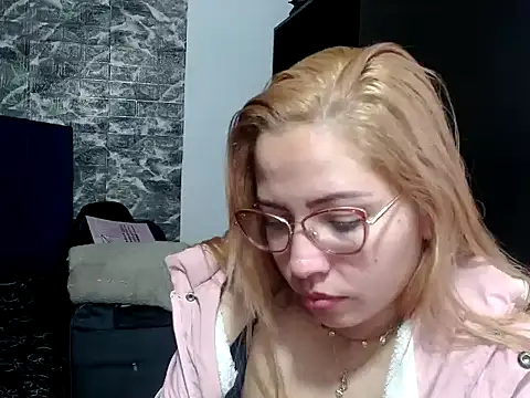 Snapshot of MISSLAUR4 chatting on 10/30/25, 08:39 MISSLAUR4 online show from 10/30/25, 08:39