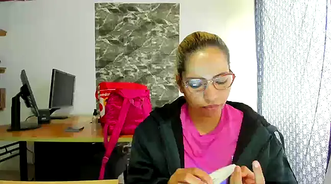 Snapshot of MISSLAUR4 chatting on 12/30/24, 06:27 MISSLAUR4 online show from 12/30/24, 06:27