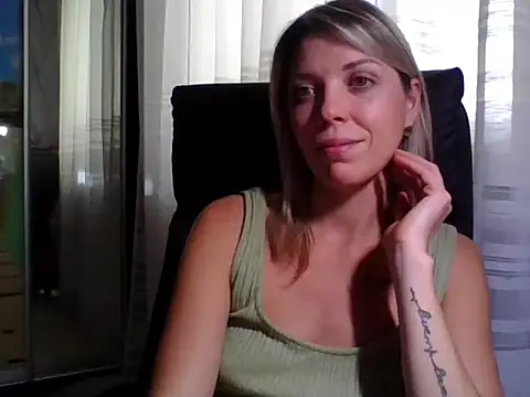 Snapshot of VelvetLove287 chatting on 10/10/25, 02:29 VelvetLove287 online show from 10/10/25, 02:29