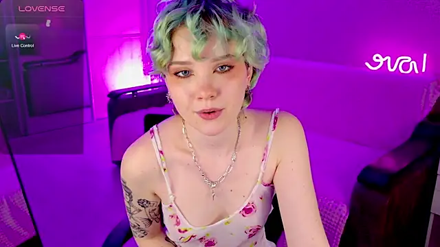 Snapshot of School_Love chatting on 02/02/25, 04:11 School Love online show from 02/02/25, 04:11