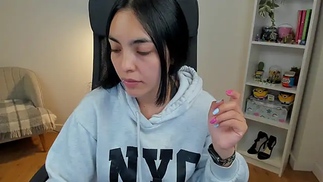 Snapshot of _BellaEvans_ chatting on 06/12/26, 04:32 BellaEvans online show from 06/12/26, 04:32