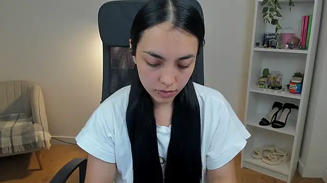 Snapshot of _BellaEvans_ chatting on 06/05/26, 04:50 BellaEvans online show from 06/05/26, 04:50