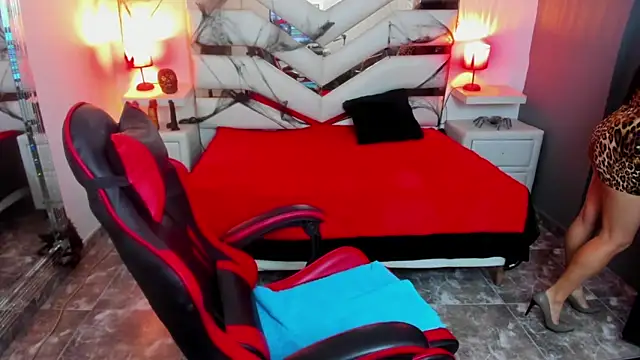 KateTompson  online show from 10/28/25, 12:37