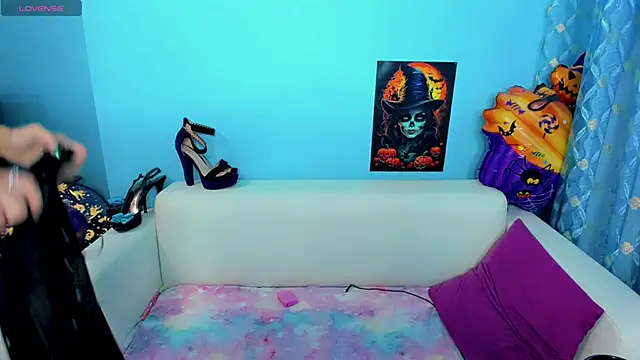 LindaaLu online show from 10/31/25, 02:30