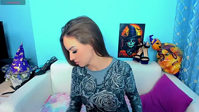 LindaaLu online show from 11/11/25, 05:35