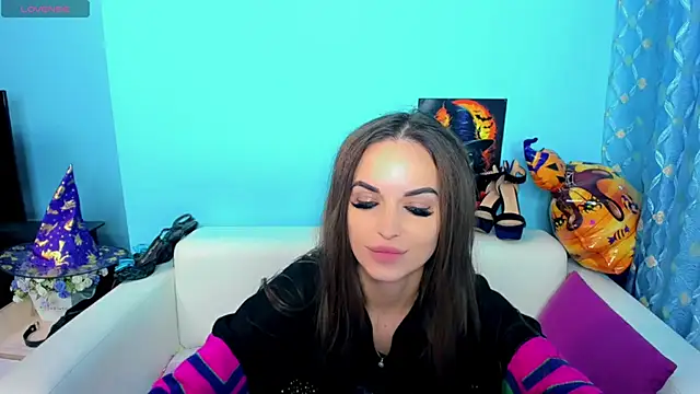 LindaaLu online show from 11/13/25, 03:10