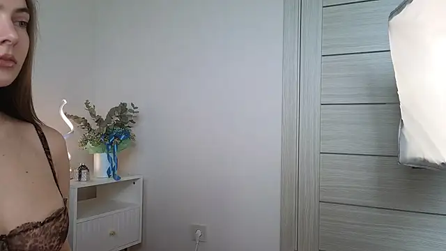 Snapshot of chloi_hes chatting on 05/13/26, 10:33 chloi hes online show from 05/13/26, 10:33