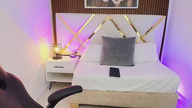 Emelie Ch1 online show from 04/10/26, 07:37